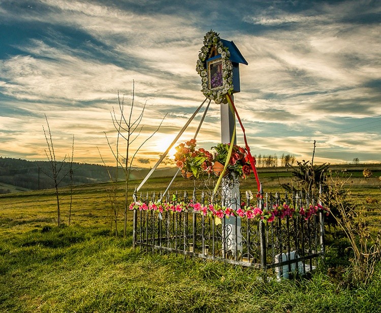 Maryja: czy jest faktycznie potrzebna? Rozważania na temat Nabożeństw Majowych