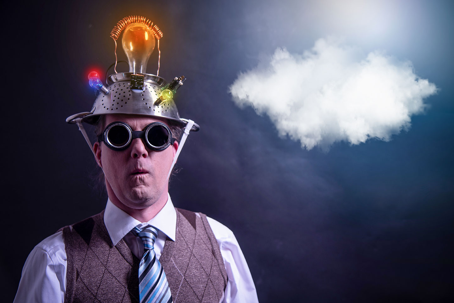 Głupota w KPRM Człowiek w durszlaku na głowie