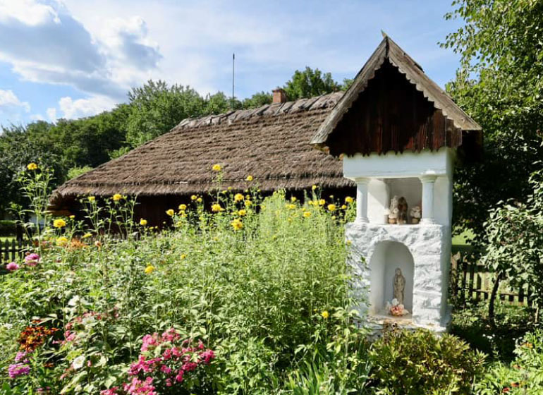 Donald Tusk – dobry pan! Kapliczka z Matką Boską