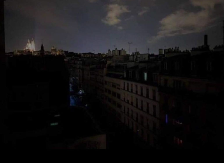 Sacré-Cœur w ciemności: symbol chrześcijańskiego światła w obliczu chaosu Sacré-Cœur