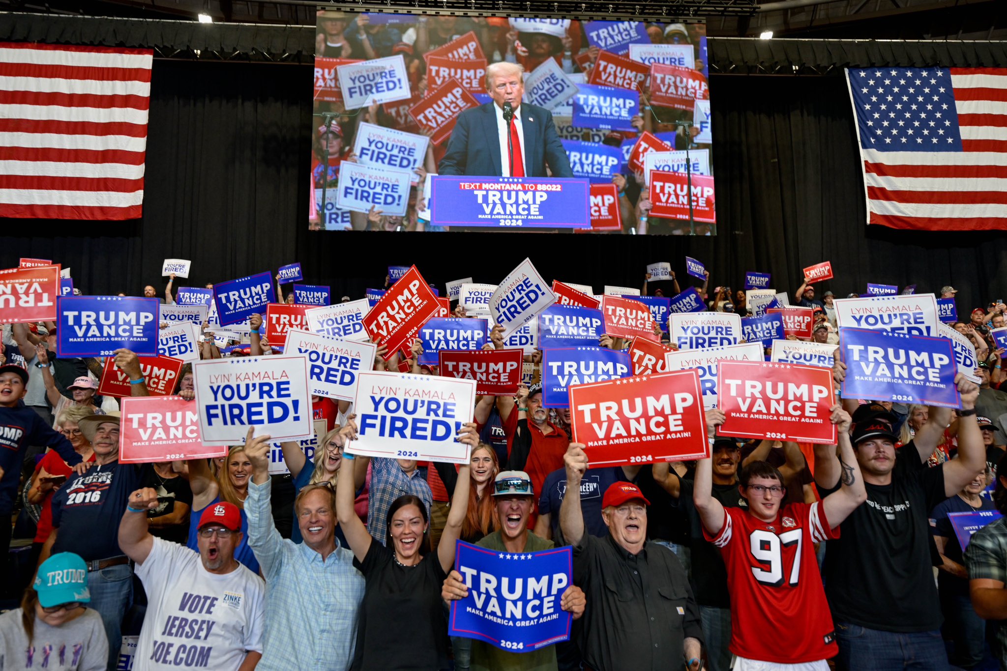 Kampania Donalda Trumpa: wewnętrzne dokumenty, w tym 'Dossier’ na Vance’a, zhakowane przez zagraniczne źródła Wiec wyborczy Donald Trump