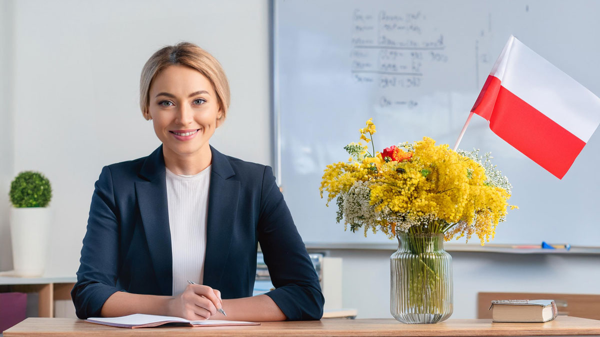 Dzień Nauczyciela. Radości i wyzwania polonisty w kraju nad Renem. Nauczycielka za biurkiem z kwitami