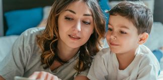 Rodzina jako pierwsza szkoła wartości i moralności Mama czyta książkę synowi