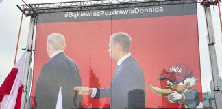 Wszyscy kiwają Donalda! Ciężkie czasy dla Tuska Bąkiewicz-pozdrawia Tuska: banner z Trumpem