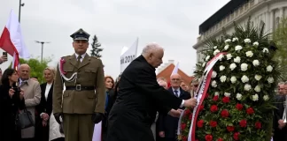 Ruska ruletka. Czy Kaczyński pójdzie do więzienia? Kaczyński przy pomniku