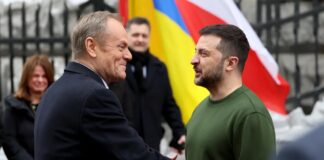 Zełenski ściska się z Tuskiem. O co chodzi opozycji? Tusk i Zełenski