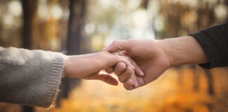 Zatrzymaj czas dla miłości – 7 lutego rozpoczyna się Tydzień Małżeństwa Tydzień małżenstwa, Para trzymająca sie za ręce