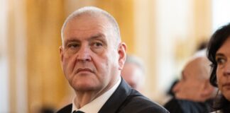 Zamach, a nic się nie dzieje. Premier gra w ping-ponga Zamach stanu, Bogdan Święczkowski, prezes Trybunału Konstytucyjnego