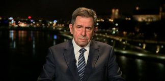 Autorytet, który zabłądził we własnym cieniu – profesor Zoll i rytuał samozachwytu Zoll i rytuał samozachwytu. Autorytet w cieniu własnym