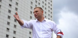 Prezydent Duda ułaskawia Bąkiewicza: burza polityczna z hipokryzją w tle Robert Bąkiewicz, ułaskawienie, prezydent, Duda