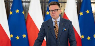 Hołownia znika z polityki. Czy to koniec marszałka-gwiazdy? Nie wiem czy nasi czytelnicy również zauważyli, ale w przestrzeni publicznej nie widać marszałka Hołowni. Ani widu, ani słychu! Przepadł jak kamień w wodę, wyparował, zapadł się pod ziemię? Może marszałkiem Hołownią (całym nim) zasypali jakąś - jeszcze do niedawna działającą - kopalnię węgla kamiennego i kiedyś go okryją w postaci nowego złoża? Może poszedł wyrzucić śmieci, a koło wiaty porwało go UFO? Może wyszedł po mleko, a za kilka dni wróci z kozą? Pytania same się nasuwają – odpowiedzi brak lub dalece są niezadawalające. A może... (ach, jakie byłoby to banalne) „Projekt Hołownia" na naszych oczach właśnie zostaje wygaszony, jak ów piec martenowski, i przechodzi do lamusa, ot wypada z politycznego obiegu. Kto nie pamięta początku 2024 r., kiedy to transmisje z posiedzeń Sejmu biły rekordy oglądalności a bom moty pana marszałka rozgrzewały do czerwoności kucharki oraz stepujących właśnie komentatorów politycznych („Panie pośle Matecki, rozumiem, że występuje pan na sali w charakterze billboardu?", „Dawaj Zbychu, dawaj", „Chcę odpowiedzieć szerzej, a nie węziej"). Kariera p. marszałka rozwijała się w zawrotnym tempie, a głosy, że ćma ewidentnie leci w kierunku zapalonej świecy tonęły w morzu achów i echów. Również należałem (co łatwo zweryfikować w naszym archiwum) do grona osób, które uważały, że nie po to zaangażowano Szymona Hołownię do odegrania politycznej roli, by ten pisał własne – jakże sensacyjne – scenariusze, dla przykładu chciał zostać prezydentem Polski, odważnie stanąwszy w szranki z Rafałem Trzaskowskim. Wyraźnie panu marszałkowi pomieszało się w głowie... Jego wynik 4,99 procenta nikogo z nóg nie zwaliło, a jedynie przyśpieszyło procesy destrukcyjne w partii i podkopało pozycję samego Hołowni. Zatem Murzyn zrobił swoje i Murzyn może odejść. I jeszcze ta kolacja z Kaczyńskim...Z kim jak z kim, ale z liderem PiS-u się nie jada! W obozie III RP obowiązują przecież jakieś zasady! Można pierdzieć przy stole, ale kolacja z Kaczyńskim? Brrrr! Byliśmy świadkami narodzin nowej gwiazdy – politycznej gwiazdy, ale jej żywot był przesądzony już w chwili wielkiego wybuchu, w kosmosie takie zjawisko nazywa się rozerwaniem grawitacyjnym. Nie sposób istnieć obok hegemona politycznego, jakim jest lewicowo-liberalna PO, niczym się od niej nie różniąc – będąc jej lustrzanym odbiciem a jednocześnie żywić nadzieję na polityczne życie wieczne. Z patii umykają już pierwsze „szczury" i szukają swojego miejsca...w partii matce, czytaj: PO. Partia 2050 chociaż jeszcze formalnie istnieje, w praktyce już nie oddycha. Wraz z nią schodzi Szymon Hołownia, bez jakiegoś żalu, bez skocznych fanfar, stopniowo, stopniowo Donald domyka mu dopływ tlenu. Znam młodą damę, która kibicowała p. Hołowni od jego politycznych narodzin: wspierała go finansowo, przekonywała nieprzekonanych, w tym także moją skromna osobę, cierpliwie tłumaczyła, dlaczego TYLKO Hołownia i tylko jemu uda się, to co innym się nie udało. Na nic się zdały się moje argumenty, wyjaśnienia, łączenie kropek – jak grochem w ścianę. Wiadomo, że reakcja (czytaj: autor niniejszego teksu) nie tyle, że racji mieć nie mogła, to jeszcze tym brakiem racji próbowała zarazić innych, jakże zapatrzonych w prowadzącego „Mam talent". Dzisiaj nie mam odwagi ani sumienia zadzwonić do owej młodej damy i zapytać, kto się mylił i dlaczego nie byłem to ja? Czy żal mi p. Hołowni? Nie. Jest takie powiedzenie: „Jeżeli zgodziłeś się robić za psa, to szczekasz". I nie możesz mieć pretensji, że gdy „szczekasz", to możesz dostać kijem. Najwyraźniej p. Hołownia zdecydował się „szczekać" na nie tego pana...Przyznać jednak należy, że do „zamachu" ręki nie przyłożył. I to będzie mu zapamiętane. Przez obie strony.