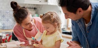 Więź, która buduje mózg: dlaczego codzienne chwile z dzieckiem znaczą więcej niż myślisz Codzienne chwile z dzieckiem kształtują mózg i emocje. To nie perfekcja, lecz uważna obecność daje solidne fundamenty na całe życie.