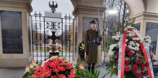 Jest takie miejsce…w którym życie styka się ze śmiercią. Sto lat temu powstał Grób Nieznanego Żołnierza – symbol pamięci, honoru i trwania Polski mimo wojny i zniszczenia.