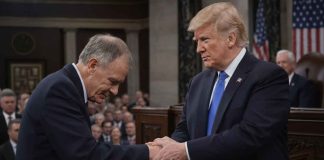 Polityczne pogo w Waszyngtonie: Klich, Trump i uścisk na wagę złota Uścisk dłoni, który wstrzymał świat. Polskie pogo w USA.