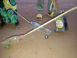 Ile kosztuje dach nad dzieciństwem? Wielkopostna misja, by zbudować przedszkole w Tanzanii. 1 Zabawka z butelki i szkoła pod drzewem. Zbudujmy prawdziwe przedszkole w Tanzanii